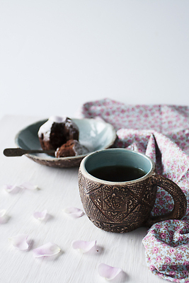 포토 JPG 해외이미지 접시 꽃잎 커피 음료 분홍색 백그라운드 다이어트 사람없음 목재 컵 파란색 갈색 어둠 머그컵 식탁보 흰색 직물 뜨거움 달콤 아침식사 컵케이크 냅킨 점토 칼로리 토막 핸드메이드 맛있는 해외202309 해외포토 나무 식기 꽃 컬러 재료 건강 케이크 식사 맛 파일형식