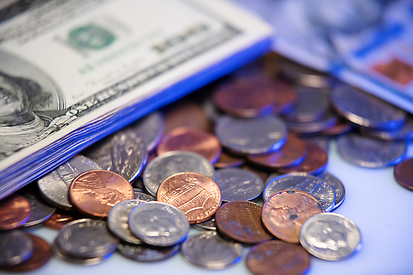 포토 JPG 해외이미지 지폐 돈 밭 비즈니스 성공 사람없음 금융 경제 파란색 달러 상점 금속 동전 미국 저축 변화 재산 황금 은색 주식 무역 투자 상업 보물 계산서 월급 고용 센트 수도권 자금 해외202309 해외포토 산업 컬러 컨셉 북아메리카 농업 재질 구직 지역 채용 파일형식