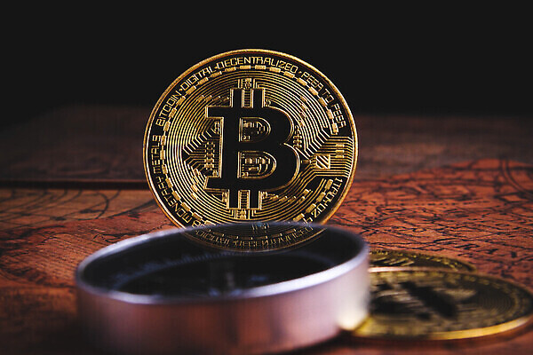 포토 JPG 해외이미지 여행 백그라운드 컨셉 돈 비즈니스 사람없음 금융 여행객 달러 동전 장비 기구 공구 황금 암호 주식 나침반 사인 무역 투자 상업 해외202309 해외포토 산업 사람 경제 도구 재산 파일형식