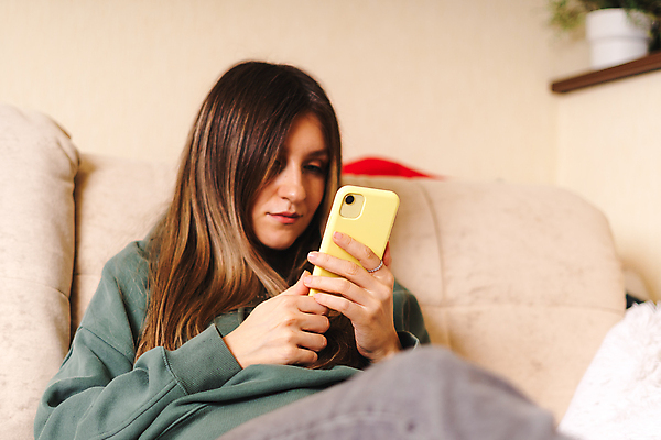 포토 JPG 해외이미지 라이프스타일 응시 교육 비즈니스 통신 유리 모바일 휴식 거리 주택 세포 실내 관리 한명 내부 장식 가로 초록색 물 스마트폰 쇼핑 학습 컴퓨터 소파 사무실 독서 뷰티 업무 비즈니스우먼 연결 부름 온라인 개발 소셜미디어 온라인강의 프리랜서 해외202309 해외포토 자연요소 직업 1 시선 여자 컬러 컨셉 의자 모션 재질 사람 건물 생활 전자제품 핸드폰 스마트기기 작업 직장인 강의 파일형식 언택트