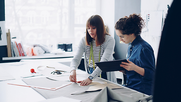 포토 JPG 해외이미지 백인 모델 템플릿 직업 디자인 옷 여자 선 패턴 통신 협력 실내 사람 두명 알약 유행 공구 직물 면 업무 작업실 디자이너 자르기 집중 책상 동료 분필 바쁨 자영업 윤곽 재단 방법 핸드메이드 중소기업 해외202309 해외포토 서양인 가구 컨셉 무늬 회사 비즈니스 관계 모션 내부 약 도구 작업 초크 파일형식