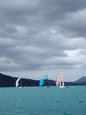 포토 JPG 해외이미지 호수 요트 바람 날씨 항해 사람없음 물 레이싱 돛 폭풍 흐림 레가타 해외202309 해외포토 자연요소 배_교통 시합 파일형식