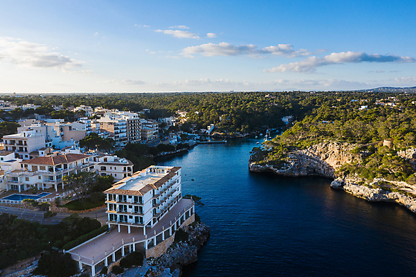 포토 JPG 해외이미지 유럽 바다 섬 여행 건축양식 자연 휴가 등대 안테나 풍경 사람없음 건물 물 여름 파란색 햇빛 환경 항구 바위 만 스페인 망토 지중해 휴양지 장면 타운 석호 항공촬영 수평선 해외202309 해외포토 자연요소 건축물 계절 건축 나라 뷰포인트 컬러 통신 교통시설 태양 장소 돌_바위 도시 생태계 파일형식