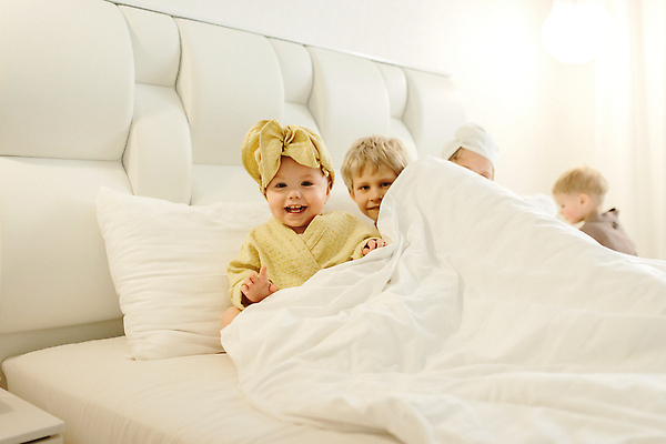 포토 JPG 해외이미지 백인 라이프스타일 여자 딸 행복 아들 어린이 신체 가족 놀이 호텔 아침 휴식 주택 함께함 건강 사랑 소년 두명 수건 뷰티 머리 유행 스파 목욕 침실 흰색 침대 목욕가운 피부 거짓말 돌봄 샤워실 위생관리 안락 해외202309 해외포토 주간 서양인 남자 감정 컬러 가구 컨셉 관계 모션 숙소 관리 사람 건물 생활 신체부위 위생용품 청결 가운 샤워시설 파일형식