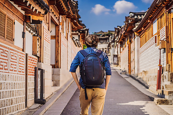포토 JPG 해외이미지 서양인 남자 여행 하늘 거리 한국 한명 성인 야외 뒷모습 주머니손 한옥마을 북촌 성인남자한명만 해외202309 해외포토 외국인 1 아시아 뷰포인트 모션 한옥 서울 사람 마을 남자한명만 성인남자만 파일형식