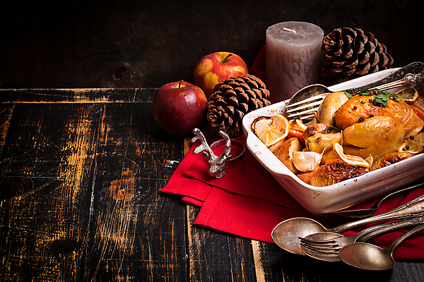 포토 JPG 해외이미지 그릇 포크 크리스마스 초 수저 사람없음 식사 닭고기 사과 구이 솔방울 나무배경 해외202309 해외포토 식기 기념일 음식 백그라운드 과일 육류 파일형식