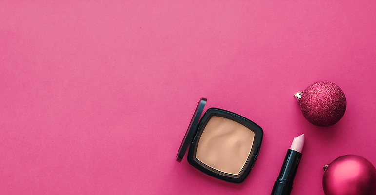 포토 JPG 해외이미지 분홍색 사람없음 하이앵글 화장품 오브젝트 오너먼트 카피스페이스 해외202309 해외포토 뷰포인트 컬러 크리스마스장식 뷰티 공백 파일형식
