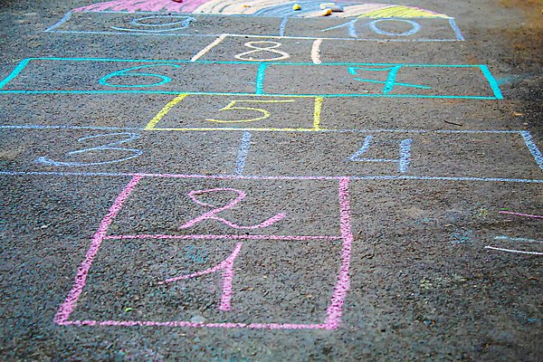 포토 JPG 해외이미지 라이프스타일 도로 어린이 스포츠 백그라운드 패턴 학교 발 놀이 거리 미술 사람없음 야외 숫자 점프 페인트 회색 게임 흰색 도시 보행로 클래식 놀이터 땅 그림 분필 정사각형 직사각형 땅바닥 해외202309 해외포토 도형 문자 교육 길 컬러 컨셉 무늬 교통시설 모션 문화예술 바닥 사람 생활 신체부위 초크 파일형식