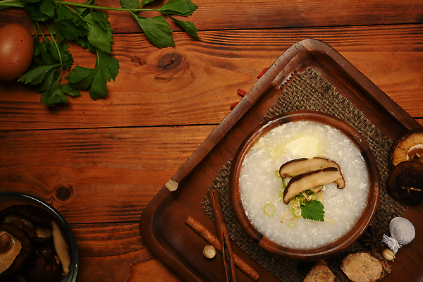 포토 JPG 해외이미지 전통 채소 사람없음 계란 버섯 뜨거움 죽 건강식 나무접시 나무배경 해외202309 해외포토 접시 음식 백그라운드 알 파일형식