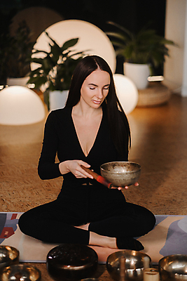 포토 JPG 해외이미지 전신 여자 휴식 한명 들기 성인 앞모습 눈감음 고요 명상 성인여자한명만 싱잉볼 차분 해외202309 해외포토 1 뷰포인트 컨셉 모션 사람 불교용품 여자한명만 성인여자만 파일형식