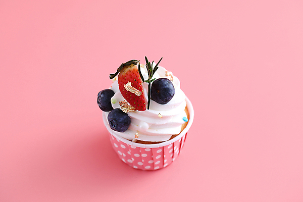 포토 JPG 해외이미지 딸기 사람없음 장식 한개 달콤 컵케이크 생크림 블루베리 금박장식 스프링클 분홍색배경 해외202309 해외포토 1 분홍색 백그라운드 과일 케이크 맛 크림 파일형식