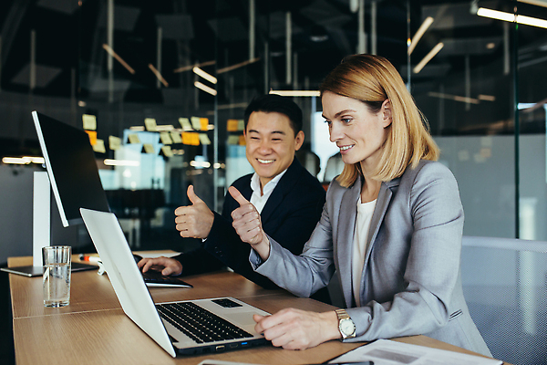 포토 JPG 해외이미지 여자 남자 시계 회사 함께함 앉기 정장 상반신 성인 두명 옆모습 노트북 모니터 키보드 비즈니스맨 비즈니스우먼 물컵 책상 동료 따봉 성인만 해외202309 해외포토 옷 뷰포인트 가구 컨셉 비즈니스 관계 모션 사람 컵 전자제품 컴퓨터 최고 직장인 파일형식