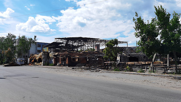포토 JPG 해외이미지 직업 외관 유럽 벽 거리 아파트 주택 사람 사람없음 건물 손상 도시 위험 폭격 공격 충돌 군용 싸움 전쟁 러시아 타운 깨짐 러시아인 모스크바 우크라이나 위기 침범 해외202309 해외포토 서양인 건축물 나라 컨셉 모션 군대 파일형식