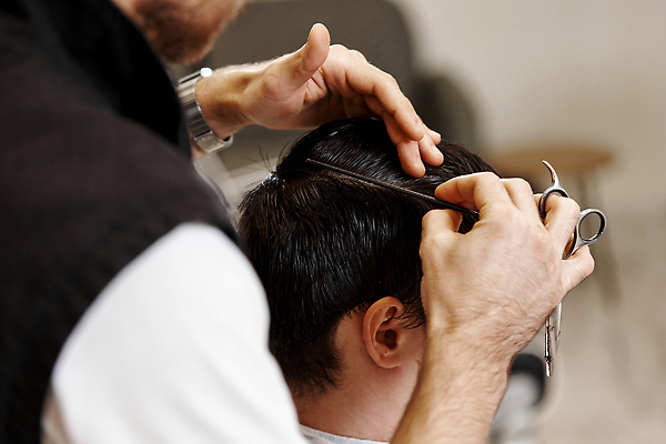 포토 JPG 해외이미지 헤어스타일 응시 남자 앉기 상반신 성인 두명 장비 미용사 이발 이발소 성인남자만 해외202309 해외포토 직업 시선 모션 사람 뷰티샵 남자만 성인만 파일형식