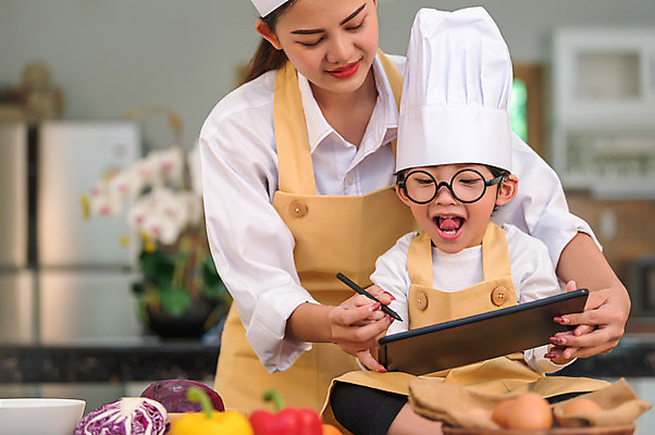 포토 JPG 해외이미지 전신 여자 남자 어린이 실내 요리 입벌림 들기 앉기 동양인 소년 상반신 성인 두명 앞모습 태블릿 펜 주방 잡기 즐거움 해외포토 감정 뷰포인트 모션 표정 사람 인종 내부 전자제품 스마트기기 필기구 파일형식