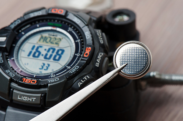 포토 JPG 해외이미지 실내 들기 사람없음 금속 원형 건전지 손목시계 핀셋 베터리 해외202309 해외포토 도형 시계 장신구 모션 재질 내부 도구 파일형식