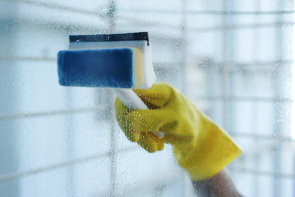 포토 JPG 해외이미지 손 옷 창문 가정 유리 표면 건강 안전 사람 사람없음 치료 사무실 욕실 잡기 액체 바이러스 보호 위생 빨래 질병 상품 청소 세제 서비스 예방 조리대 분무기 닦기 해결 돌봄 소독 위생관리 코로나바이러스 해외202309 해외포토 컨셉 가사 비즈니스 의학 모션 재질 관리 신체부위 파일형식