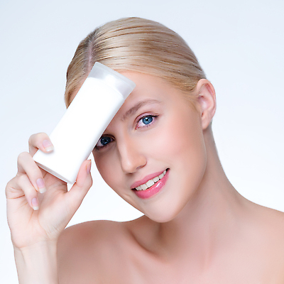 포토 JPG 해외이미지 응시 여자 한명 들기 상반신 성인 앞모습 뷰티 수분크림 튜브용기 성인여자한명만 해외202309 해외포토 1 시선 뷰포인트 모션 사람 화장품 용기_그릇 여자한명만 성인여자만 파일형식