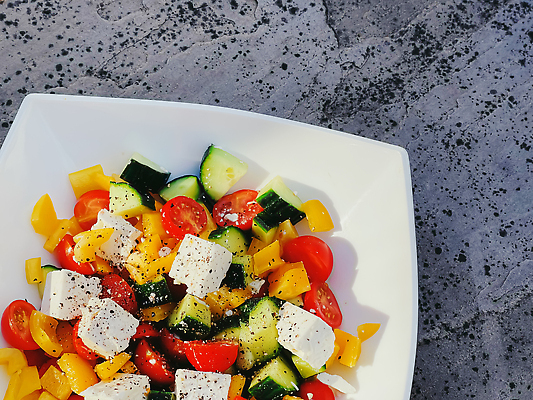 포토 JPG 해외이미지 그릇 다이어트 방울토마토 오이 치즈 파프리카 사람없음 샐러드 큐브 후추 건강식 해외202309 해외포토 식기 음식 토마토 채소 유제품 건강 향신료 파일형식