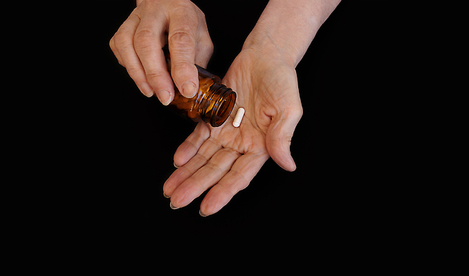 포토 JPG 해외이미지 백인 라이프스타일 손 여자 할머니 손가락 주택 건강 설명 사람 성인 사람없음 알약 약 고통 잡기 맥박 질병 약국 처방 돌봄 불평 옛날 타격 항생제 해외202309 해외포토 서양인 노년 감정 의학 모션 건물 생활 신체부위 파일형식