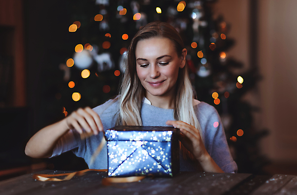 포토 JPG 해외이미지 계절 여자 행복 리본 크리스마스 휴가 전등 새해 주택 기념 선물 한명 미소 사람 선물상자 상자 뷰티 크리스마스트리 파티 화환 놀람 펼침 기쁨 축하 오픈 야간 12월 획득 크리스마스이브 해외202309 해외포토 자연요소 1 기념일 꽃 감정 컨셉 모션 조명 표정 이벤트 건물 날짜 파일형식