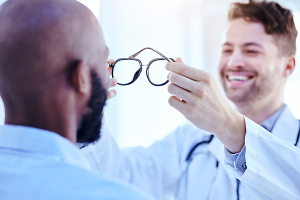 포토 JPG 해외이미지 남자 안경 들기 상반신 성인 두명 앞모습 뒷모습 고객 서비스 안경점 검안사 성인남자만 해외202309 해외포토 직업 잡화 뷰포인트 모션 사람 상점 남자만 성인만 파일형식 안경사