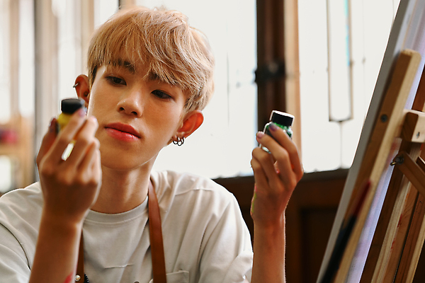 포토 JPG 해외이미지 응시 남자 미술 한명 들기 동양인 상반신 성인 물감 그리기 이젤 그림 캔버스 성인남자한명만 해외202309 해외포토 1 시선 모션 문화예술 사람 인종 미술도구 남자한명만 성인남자만 파일형식