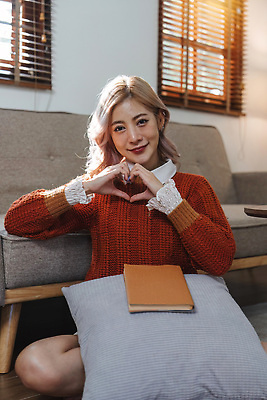 포토 JPG 해외이미지 백인 학생 라이프스타일 여자 교육 행복 음료 백그라운드 창문 아침 휴식 아파트 주택 실내 따뜻함 한명 사람 앉기 성인 취미 내부 책 컵 소파 독서 뷰티 방 차 편안함 읽기 문학 안락 해외202309 해외포토 주간 서양인 1 식기 감정 컨셉 의자 모션 건물 생활 감각 파일형식