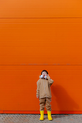 포토 JPG 해외이미지 백인 학생 교육 남자 행복 얼굴 어린이 음악 컬러 이어폰 백그라운드 인터넷 노래 학교 주택 한명 사람 소년 헤드폰 소리 기쁨 듣기 흰색 오디오 온라인 고립 힙스터 해외202309 해외포토 서양인 1 패션 감정 음향기기 모션 문화예술 건물 신체부위 전자제품 파일형식