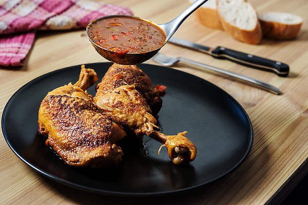 포토 JPG 해외이미지 그릇 접시 음식 포크 채소 탁자 주방용품 주택 건강 육류 요리 한명 주방 식당 숟가락 요리사 식사 저녁식사 치킨 고명 칼 맛 서빙 건강식 점심식사 입가심 맛있는 해외202309 해외포토 직업 1 식기 가구 생활용품 컨셉 식재료 수저 사람 건물 상점 닭고기요리 파일형식