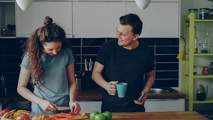 포토 JPG 해외이미지 백인 커플 행복 커피 음식 채소 과일 가족 고추 탁자 남편 도마 실내 대화 요리 웃음 성인 두명 컵 스마트폰 핸드폰 뷰티 주방 식사 샐러드 머그컵 잡기 아내 칼 자르기 만족 준비 만들기 후추 보여주기 점심식사 헬프 맛있는 해외202309 해외포토 서양인 식기 감정 음료 가구 관계 모션 주방용품 표정 말하기 사람 내부 전자제품 스마트기기 도움 향신료 파일형식