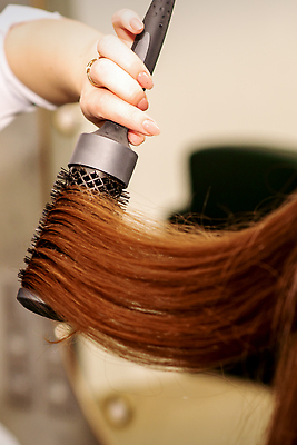 포토 JPG 해외이미지 헤어스타일 손 신체부위 뷰티 머리빗 우아함 미용사 해외202309 해외포토 직업 컨셉 사람 미용용품 파일형식