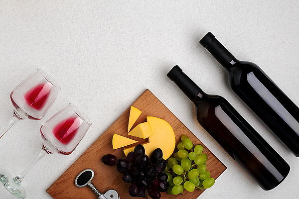 포토 JPG 해외이미지 백그라운드 와인잔 포도 치즈 사람없음 와인 축하 와인병 와인오프너 나무도마 카피스페이스 해외202309 해외포토 컨셉 술잔 과일 병_용기 유제품 도마 주류 목재 공백 병따개 파일형식