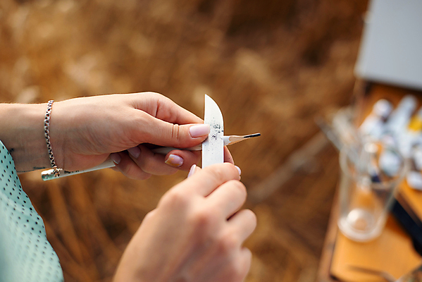 포토 JPG 해외이미지 손 야외 신체부위 컵 연필 갈색 분위기 칼 캔버스 화가 갈대밭 깎기 해외포토 직업 식기 컬러 컨셉 모션 학용품 사람 필기구 파일형식 갈대_식물