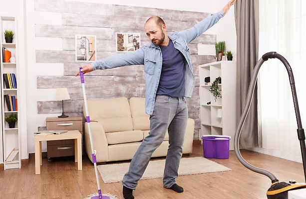 포토 JPG 해외이미지 전신 백인 남자 행복 액자 노래 탁자 책장 선반 한명 성인 앞모습 소파 카펫 기쁨 춤 커튼 청소 양동이 청소기 대걸레 성인남자한명만 해외202309 해외포토 서양인 1 감정 음악 뷰포인트 가구 의자 문화예술 사람 전자제품 청소도구 남자한명만 성인남자만 파일형식