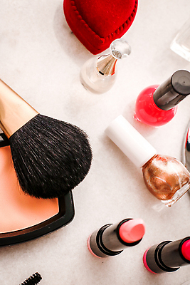 포토 JPG 해외이미지 백그라운드 사람없음 립스틱 고급 매니큐어 메이크업브러쉬 파운데이션 해외202309 해외포토 컨셉 화장품 붓 파일형식