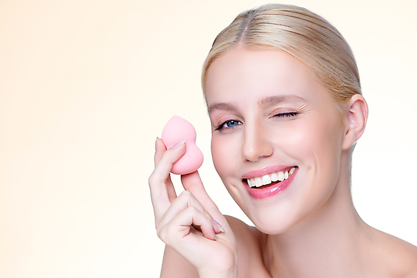 포토 JPG 해외이미지 응시 여자 윙크 한명 들기 상반신 성인 앞모습 뷰티 퍼프 성인여자한명만 해외202309 해외포토 1 시선 뷰포인트 모션 표정 사람 여자한명만 성인여자만 파일형식