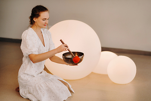 포토 JPG 해외이미지 전신 여자 휴식 조명 한명 들기 성인 옆모습 고요 무릎꿇기 명상 성인여자한명만 싱잉볼 차분 해외202309 해외포토 1 뷰포인트 컨셉 모션 사람 불교용품 여자한명만 성인여자만 파일형식