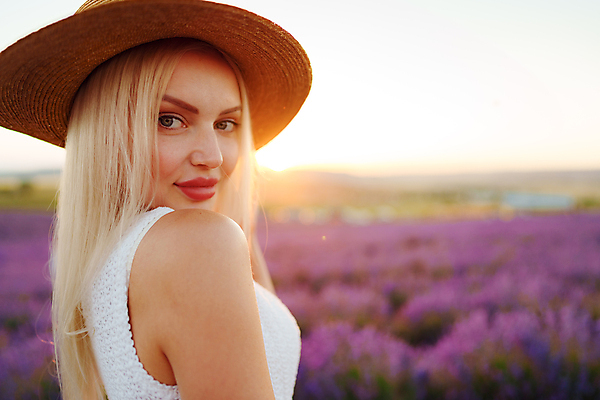 포토 JPG 해외이미지 응시 여자 꽃밭 한명 상반신 성인 야외 금발 햇빛 일몰 밀짚모자 라벤더 프로방스 성인여자한명만 해외202309 해외포토 모자_잡화 1 헤어스타일 시선 꽃 사람 태양 노을 허브 여자한명만 성인여자만 파일형식