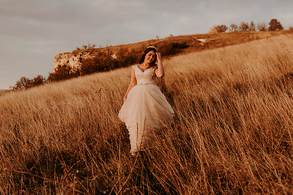 포토 JPG 해외이미지 백인 1 드레스 여자 꽃 행복 도로 여유 꽃다발 결혼 밭 데이트 자연 하늘 바람 발렌타인데이 선물 한명 사람 성인 야외 초록색 물 태양 유행 화환 소리 일몰 흰색 시골 아내 저녁 낟알 베일 내추럴 유일 해외202309 해외포토 자연요소 서양인 식물 옷 감정 길 컬러 농업 교통시설 데이이벤트 날씨 이벤트 노을 야간 생태계 파일형식