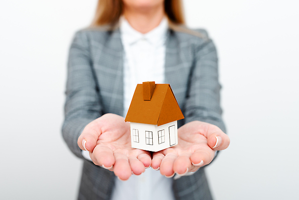 포토 JPG 해외이미지 여자 부동산 주택 한명 들기 정장 상반신 성인 앞모습 아웃포커스 성장 비즈니스우먼 주기 투자 건축모형 성인여자한명만 해외202309 해외포토 1 옷 뷰포인트 비즈니스 모션 촬영기법 사람 건물 모형 직장인 재산 여자한명만 성인여자만 파일형식