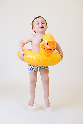 포토 JPG 해외이미지 모양 디자인 계절 수영복 어린이 바다 여행 백그라운드 휴가 휴식 갈색머리 한명 사람 앉기 정장 물 비키니 컬러풀 유행 수영 기쁨 흰색 반지 원형 휴게실 선탠 휴양지 튜브 고무 해외202309 해외포토 자연요소 도형 1 헤어스타일 옷 감정 컬러 컨셉 장신구 모션 장소 수상스포츠 파일형식