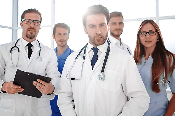 포토 JPG 해외이미지 직업 학생 여자 남자 행복 유니폼 가족 청진기 노동자 건강 병원 실험 서기 사람 여러명 파란색 간호사 의사 흰색 긴급 가운 자신감 그룹 실험실 동료 직원 외과 돌봄 인턴 해외202309 해외포토 옷 감정 컬러 다수 비즈니스 의학 관계 의료기기 모션 의료진 파일형식