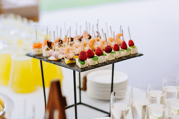 포토 JPG 해외이미지 식기 안경 음료 음식 빵 결혼 잎 과일 딸기 치즈 쟁반 육류 어류 사람없음 야외 목재 장식 가로 컬러풀 파티 요식업 식당 식사 저녁식사 흰색 축하 신선 우아함 샴페인 민트 카나페 해산물 크림 서비스 준비 올리브 연어 바질 뷔페 캐비아 맛있는 해외202309 해외포토 나무 식물 잡화 열매 산업 컬러 컨셉 식재료 재료 유제품 주류 서양음식 이벤트 상점 수중동물 허브 파일형식