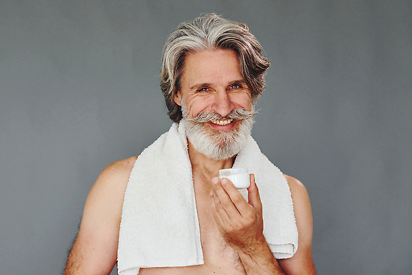 포토 JPG 해외이미지 노년 남자 한명 들기 상반신 앞모습 실버라이프 수건 피부관리 턱수염 수분크림 노인남자한명만 그루밍족 해외202309 해외포토 1 라이프스타일 뷰포인트 모션 수염 사람 성인 위생용품 뷰티 화장품 남자한명만 노인남자만 파일형식