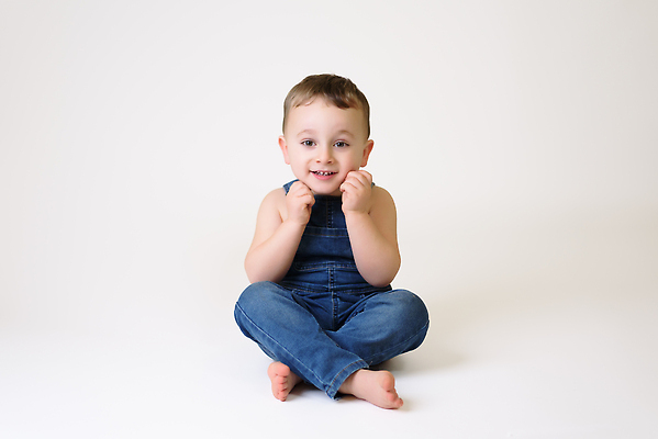 포토 JPG 해외이미지 어린이 놀이 한명 소년 파란색 아기 흰배경 해외202309 해외포토 1 남자 컬러 백그라운드 사람 흰색 파일형식