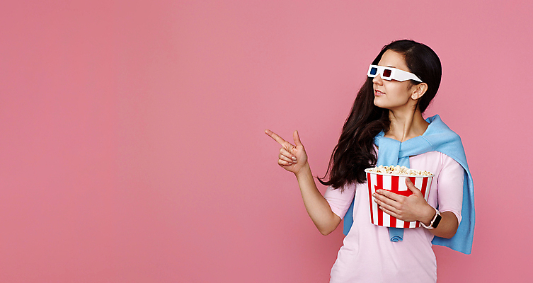 포토 JPG 해외이미지 여자 행복 분홍색 한명 들기 상반신 성인 앞모습 가리킴 영화 팝콘 3D안경 성인여자한명만 해외202309 해외포토 1 감정 안경 뷰포인트 컬러 모션 문화예술 사람 손짓 여자한명만 성인여자만 파일형식