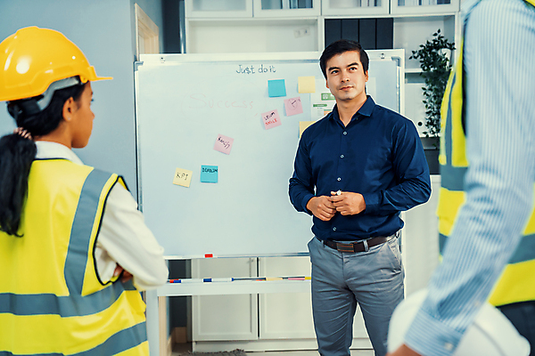 포토 JPG 해외이미지 여자 남자 회의 협력 책장 상반신 성인 옆모습 세명 사무실 직장인 엔지니어 안전모 화이트보드 안전조끼 성인만 해외202309 해외포토 직업 뷰포인트 가구 비즈니스 사람 기술자 헬멧 안전장비 파일형식