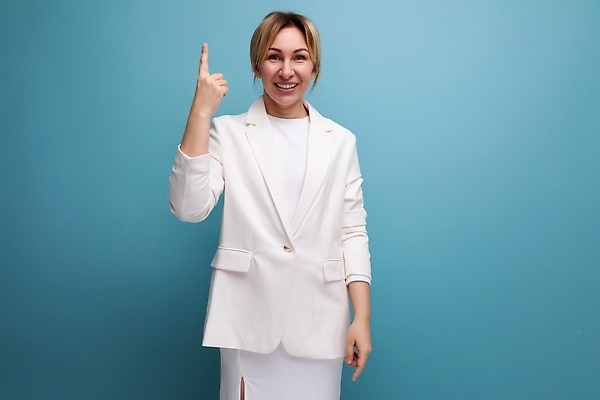 포토 JPG 해외이미지 백인 모델 드레스 여자 행복 유럽 백그라운드 비즈니스 손가락 실내 한명 미소 사람 정장 금발 사무실 뷰티 유행 재킷 백발 가리킴 자신감 흥분 보여주기 고립 스타일 카피스페이스 해외202309 해외포토 서양인 1 헤어스타일 손 옷 감정 나라 모션 표정 손짓 내부 공백 외투 파일형식