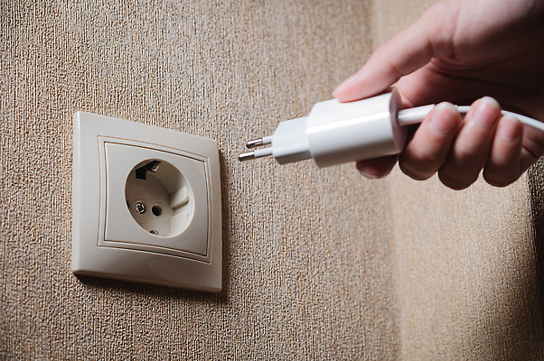 포토 JPG 해외이미지 손 산업 벽 가정 주택 사람없음 힘 에너지 흰색 잡기 절약 콘센트 플러그 코드 연결 플라스틱 부드러움 철사 볼트 삽입 전압 공급 해외202309 해외포토 컬러 컨셉 모션 재질 건물 신체부위 공구 감각 파일형식